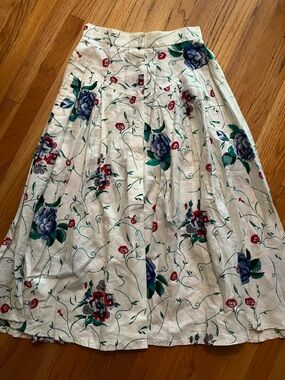Vintage 80s 90s floral print maxi skirt with “V” design size XS front buttons